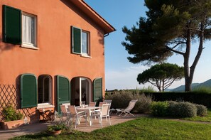 Outdoor dining - Il Grifo – Cozy Apartment with Sea View, Private Garden and Wi-Fi (portoferraio)