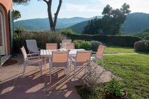 Outdoor dining - Il Grifo – Cozy Apartment with Sea View, Private Garden and Wi-Fi (portoferraio)