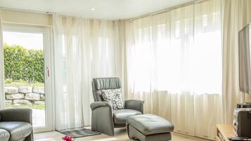 TV, DVD player, table tennis, stereo