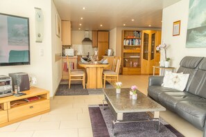 Fernseher, DVD-Player, Tischtennisplatte, Stereoanlage