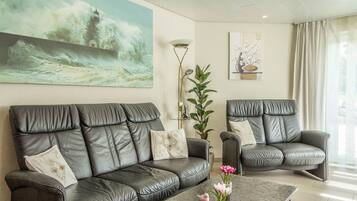 Fernseher, DVD-Player, Tischtennisplatte, Stereoanlage