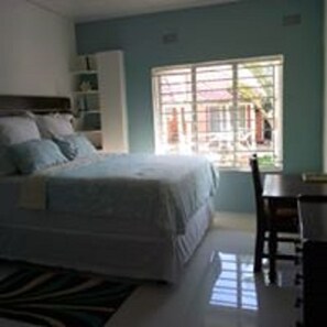Habitación estándar con 1 cama doble o 2 individuales | Edredones de plumas, escritorio, espacio para trabajar con un portátil