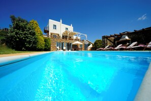 Villa, 4 Bedrooms, Balcony, Garden View | Front of property