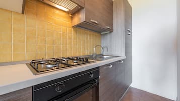 Kühlschrank, Ofen, Herdplatte, Kochgeschirr/Geschirr/Besteck