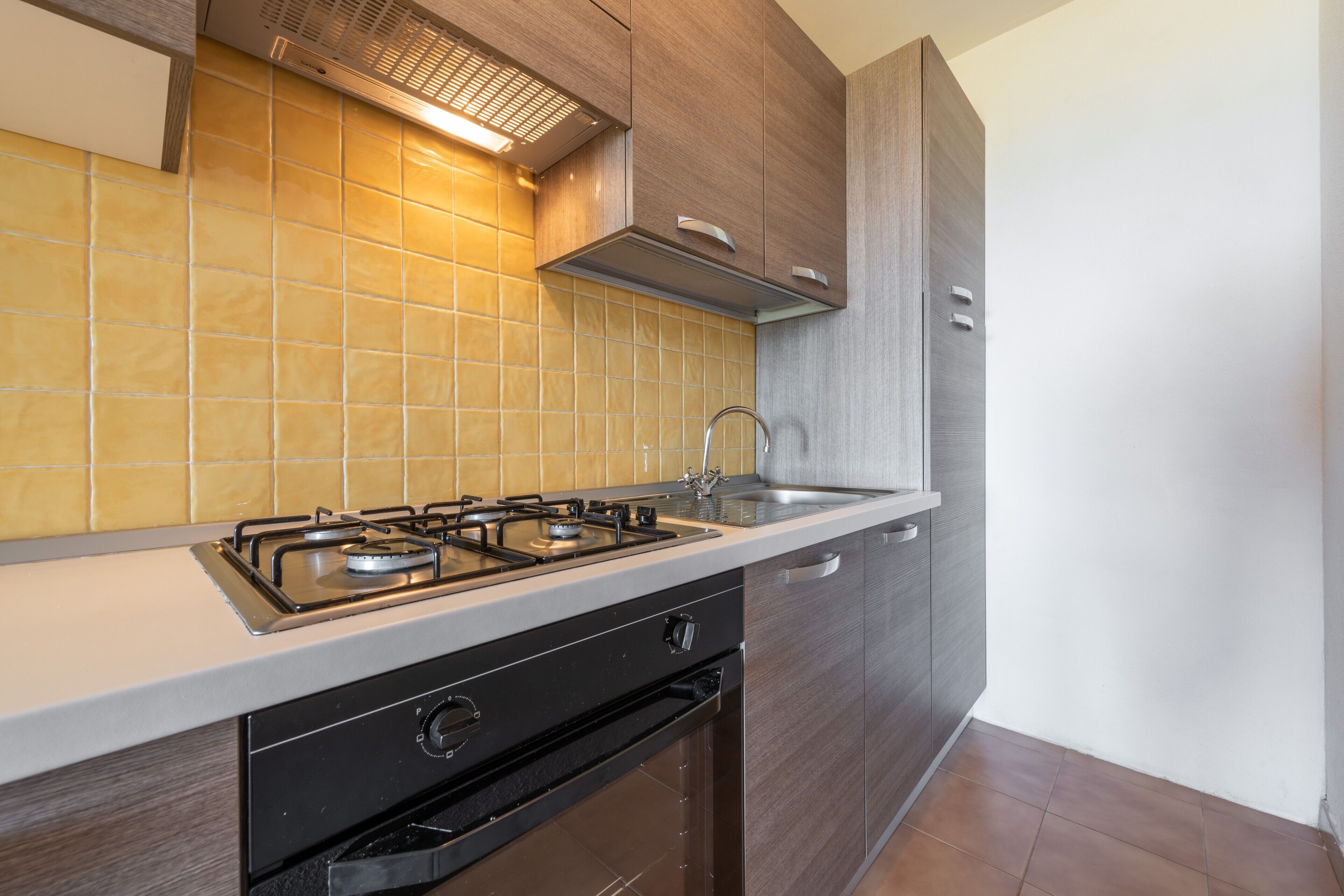 Kühlschrank, Ofen, Herdplatte, Kochgeschirr/Geschirr/Besteck