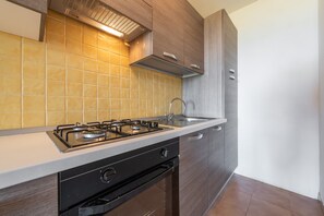 Fridge, oven, stovetop, cookware/dishes/utensils - Vacation flat with sea view, near the beach – Accu is Prezzus I (Villasimius)