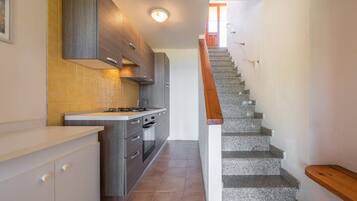 Frigorifero, forno, piano cottura, pentole/stoviglie/utensili