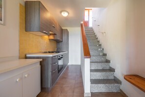 Fridge, oven, stovetop, cookware/dishes/utensils - Vacation flat with sea view, near the beach – Accu is Prezzus I (Villasimius)