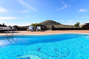 Pool - Holiday Home "Villa Clara 3" with Large Pool, Stunning View, Terrace and Garden (Lanzarote)