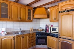 Kylskåp, mikrovågsugn, ugn och spishäll