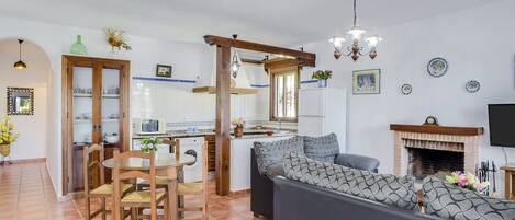 Een televisie en een open haard