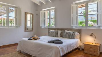 4 bedrooms, iron/ironing board, free WiFi, bed sheets