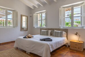 4 bedrooms, iron/ironing board, free WiFi, bed sheets