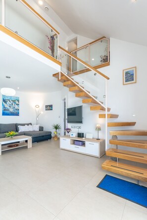 Villa (Villa Blue Sky - Three Bedroom Villa ) | Sala de estar | Televisión de 25 pulgadas con canales por cable 