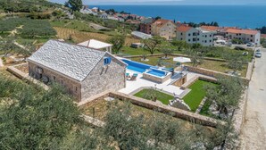 A stone building with a swimming pool and a view of the sea. - Villa Blue Sky (Bol)