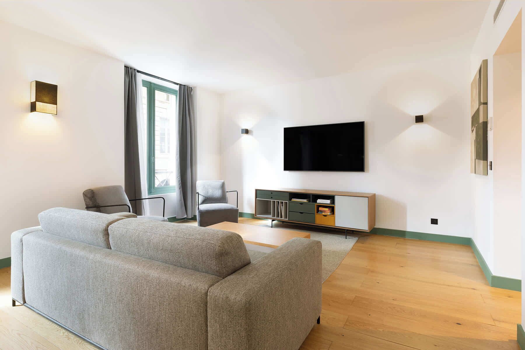 Televisión y oficina 