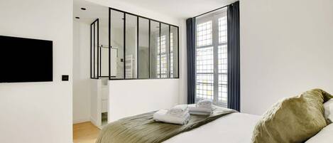 4 habitaciones, tabla de planchar con plancha, cuna de viaje y wifi