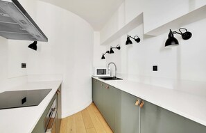 Kühlschrank, Mikrowelle, Ofen, Geschirrspüler