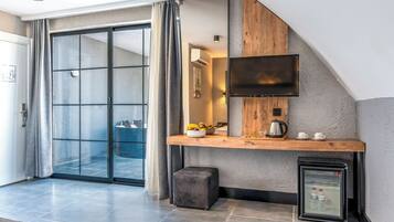 Luxury Room, 1 Bedroom, Jetted Tub | Egyptian cotton sheets, premium bedding, memory-foam beds, minibar