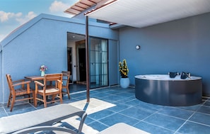 Luxe kamer, 1 slaapkamer, bubbelbad | Terras