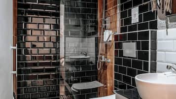 Deluxe Room, 1 King Bed (-1 Basement floor) | Badkamer | Een haardroger, pantoffels, handdoeken, zeep