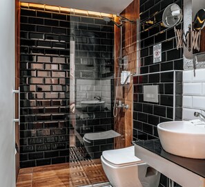 Deluxe Room, 1 King Bed (-1 Basement floor) | 욕실 | 헤어드라이어, 슬리퍼, 타월, 비누