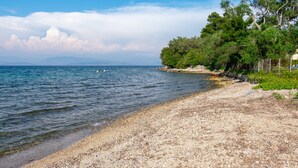 A pebble beach with a clear view of the sea and distant mountains. - Villa Leo 1 , Dassia , Corfu (Corfu)