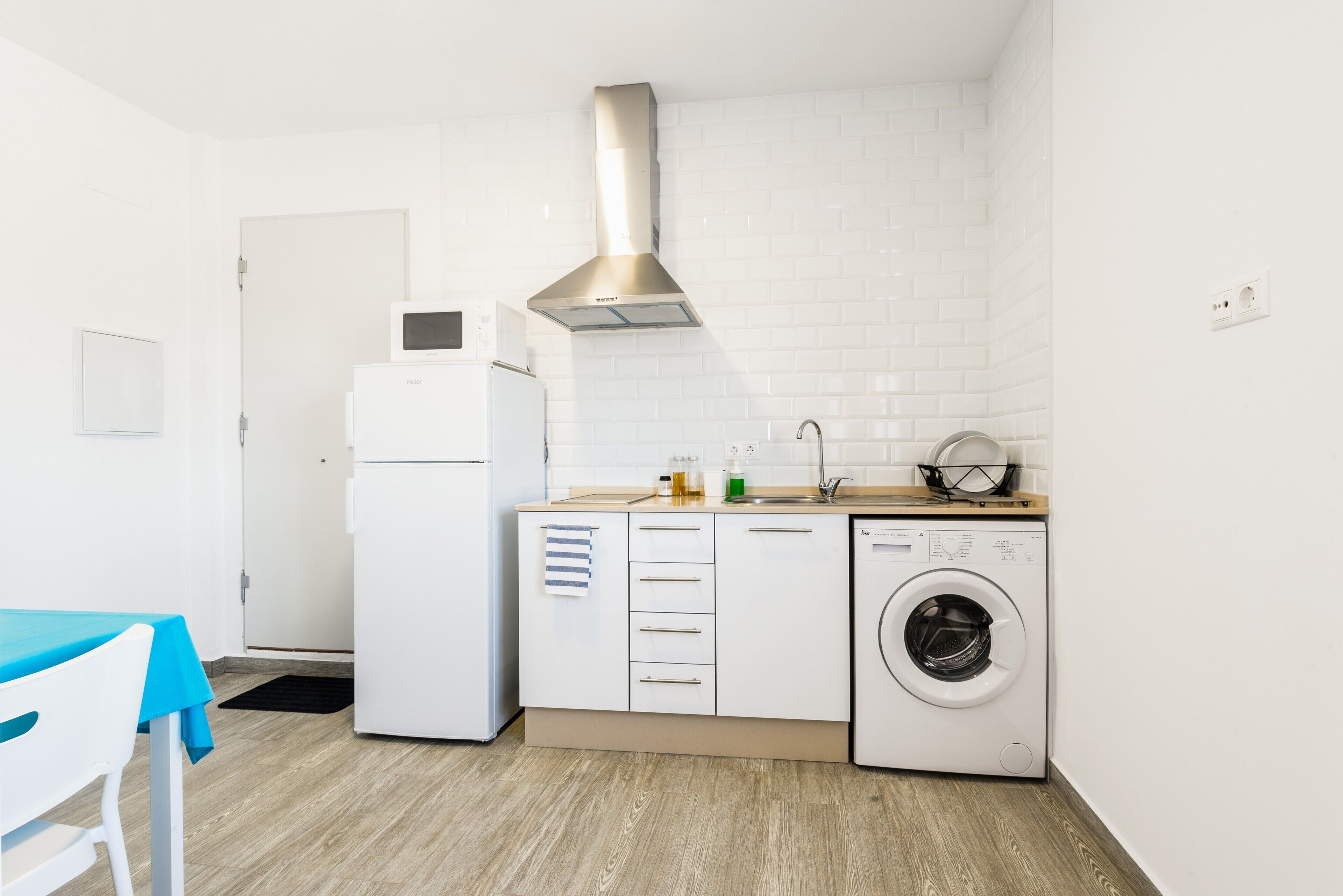 Kühlschrank, Mikrowelle, Herdplatte, Wasserkocher mit Kaffee-/Teezubehör