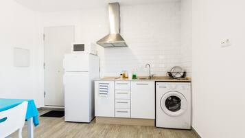 Kühlschrank, Mikrowelle, Herdplatte, Wasserkocher mit Kaffee-/Teezubehör