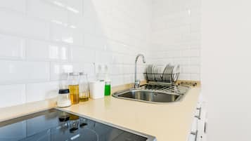 Kühlschrank, Mikrowelle, Herdplatte, Wasserkocher mit Kaffee-/Teezubehör