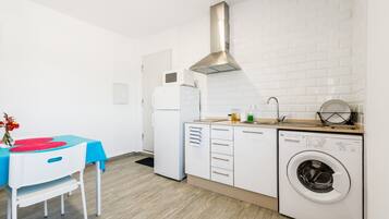 Kühlschrank, Mikrowelle, Herdplatte, Wasserkocher mit Kaffee-/Teezubehör