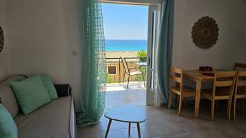 Apartment, 1 Bedroom, Smoking, Balcony | Living area