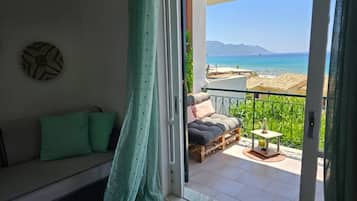 Apartment, 1 Bedroom, Smoking, Balcony | Living area
