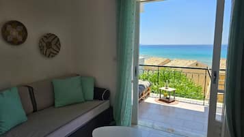 Apartment, 1 Bedroom, Smoking, Balcony | Living area