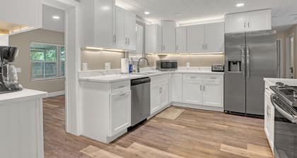 5 Bed 4 Bath Pool/Spa Home Sleeps 14+