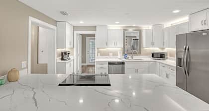 5 Bed 4 Bath Pool/Spa Home Sleeps 14+