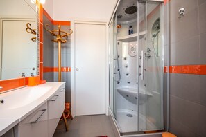 Dusche, Haartrockner, Handtücher