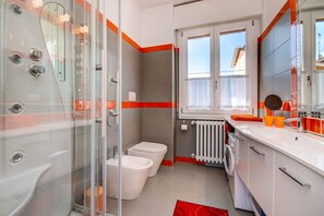 Dusche, Haartrockner, Handtücher