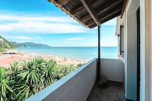 Un balcon avec vue sur une plage et lâocĂ©an.