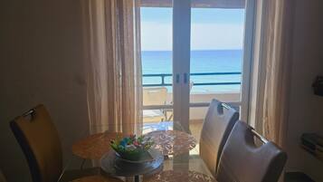 Apartment, 1 Bedroom, Smoking, Balcony | Dining