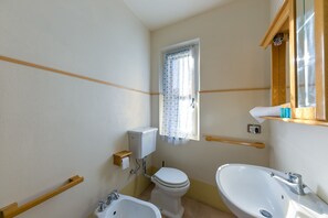 Shower, hair dryer, towels - Three-Room Apartment with Garden – Apartment CM6 (Marina di Campo)