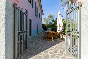 Outdoor dining - Three-Room Apartment with Garden – Apartment CM6 (Marina di Campo)