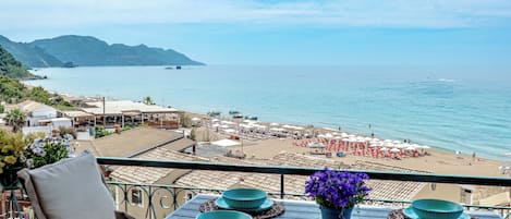 Apartment, 1 Bedroom, Balcony, Mountain View | Outdoor dining