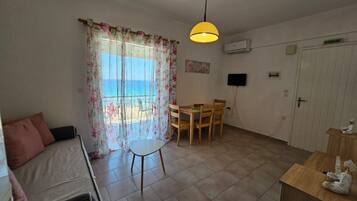 Apartment, 1 Bedroom, Balcony, Mountain View | Dining