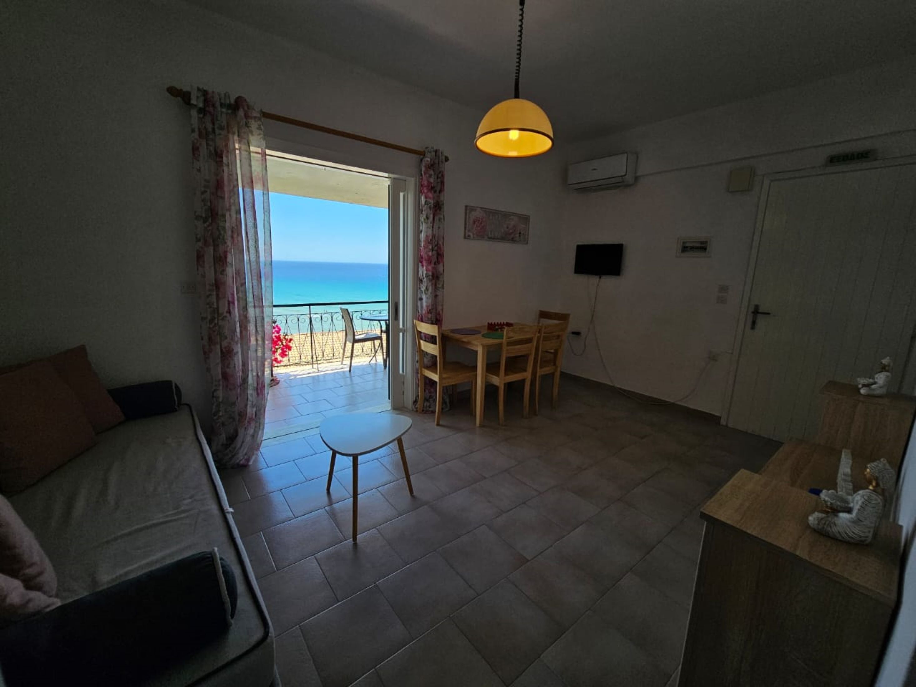 Apartment, 1 Bedroom, Balcony, Mountain View | Living area