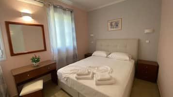 Apartamento, 1 habitación, fumadores, balcón | 1 dormitorio, tabla de planchar con plancha, ropa de cama