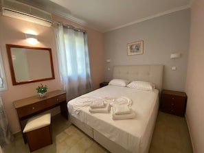 Appartement, 1 chambre, fumeur, balcon | 1 chambre, fer et planche à repasser, literie fournie