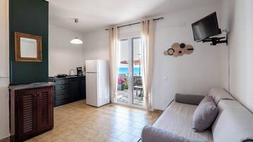 Appartement, 1 chambre, fumeurs, vue jardin | Salle de séjour | Télévision