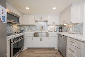 Kühlschrank, Mikrowelle, Ofen, Geschirrspüler