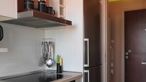 Appartement, 1 slaapkamer, roken | Privékeuken | Een koffiezetapparaat/waterkoker, een microgolfoven, een waterkoker